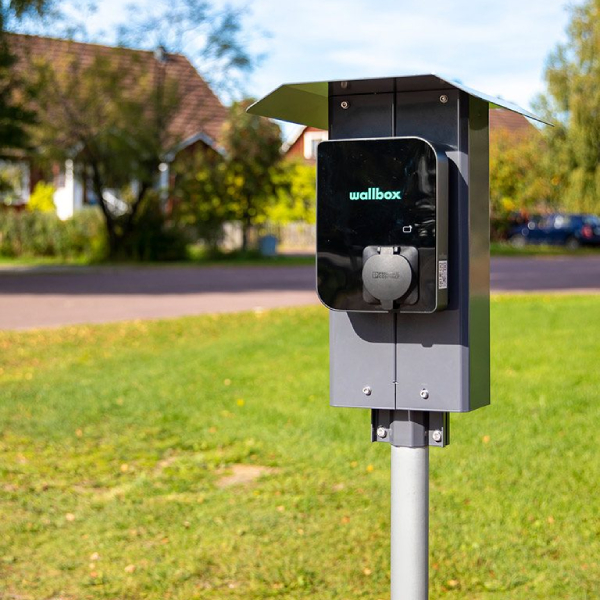 Laddbox på stolpe