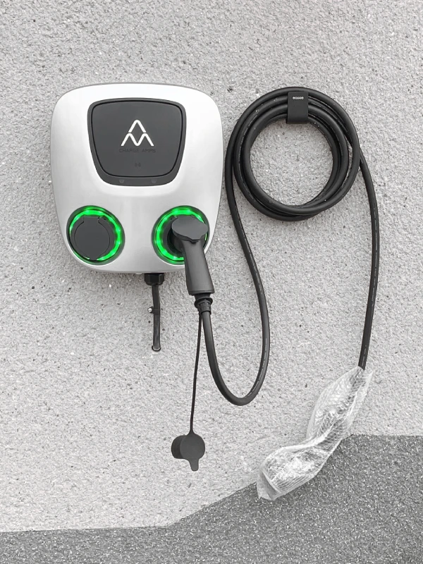 Charge Amps Aura med laddkabel och kabelhållare