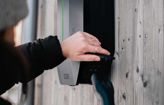GARO Entity Pro på vägg laddar