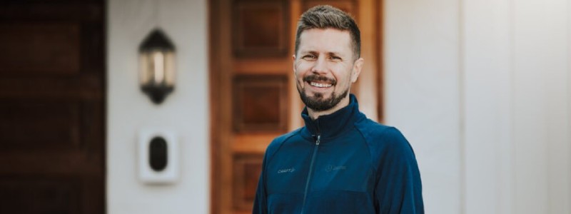 Elektriker vid installerad laddbox