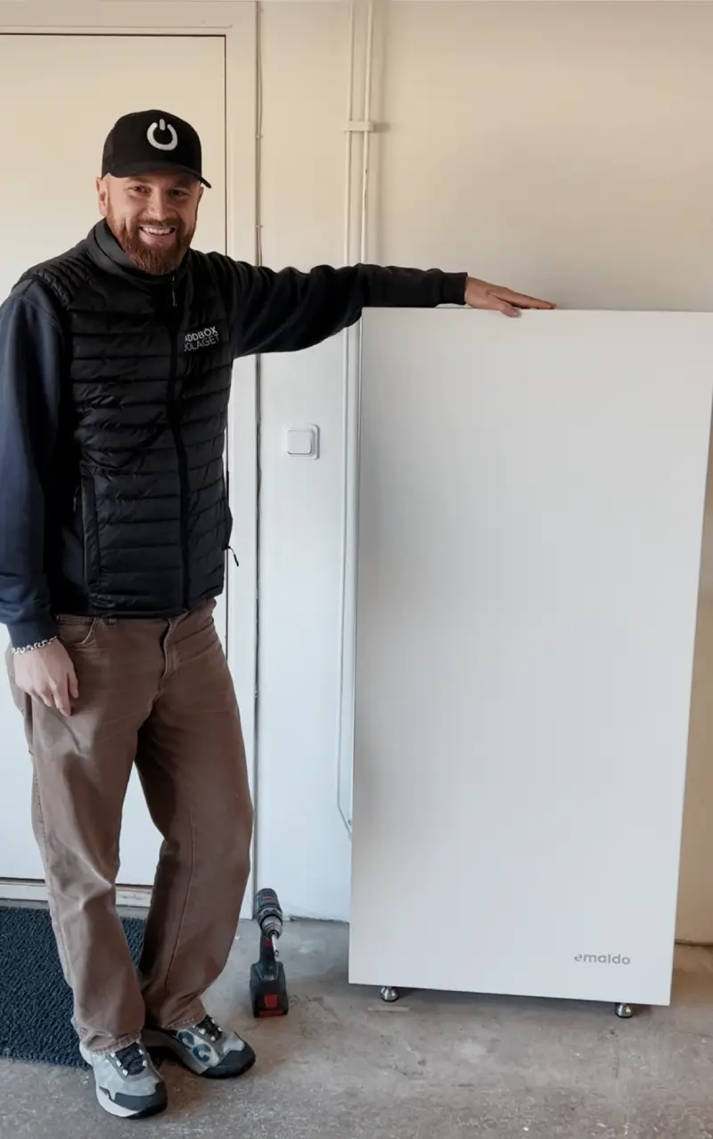 Johan på Laddboxbolaget med ett installerat Emaldo Power Store AI