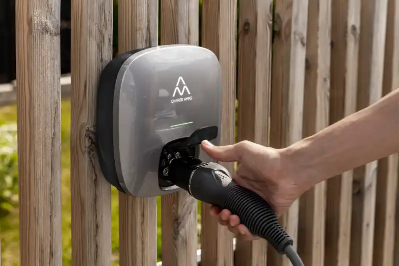 Charge Amps Luna på staket